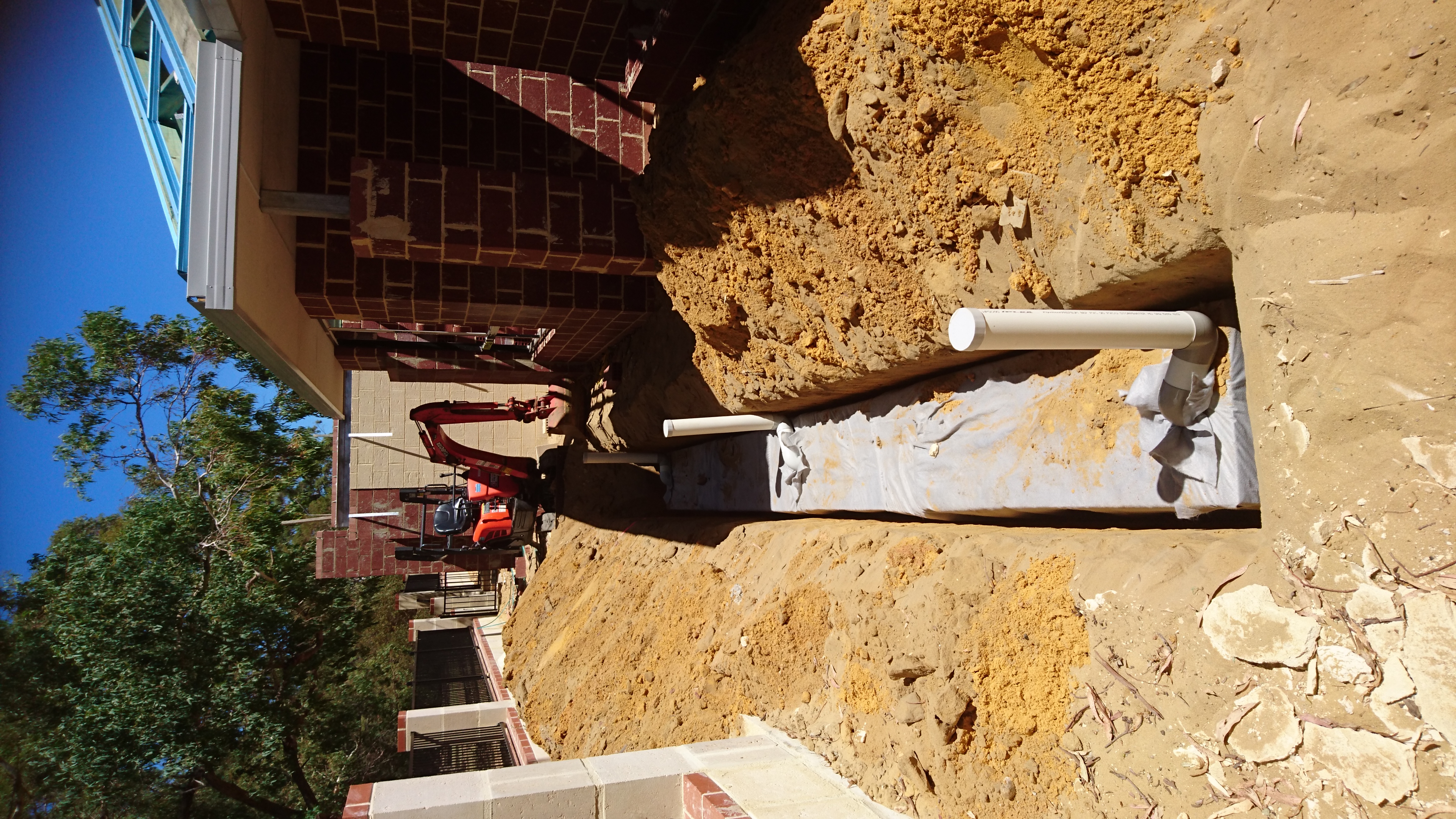 Mini excavator working in restricted-access and tight-space conditions